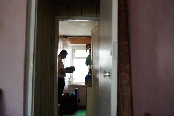 Hombre Leyendo Libro Pie Habitación Casa Kazajstán — Foto de Stock