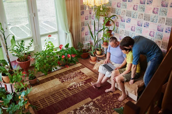 Fils Avec Des Parents Utilisant Ordinateur Portable Tout Relaxant Maison — Photo