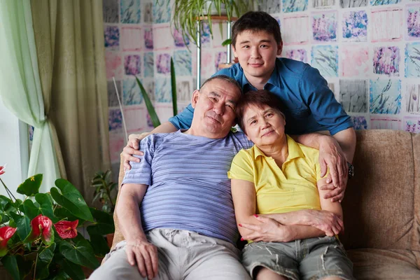 Hijo Feliz Abrazando Los Padres Sofá Casa — Foto de Stock