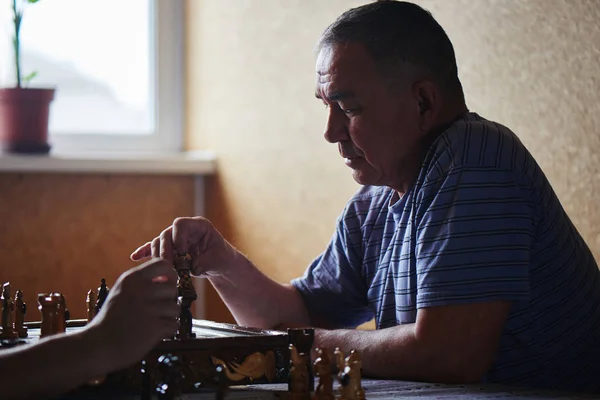 Kazakh Padre Hijo Sentado Mesa Jugando Ajedrez — Foto de Stock