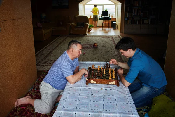 Kazakh Père Fils Assis Table Jouant Aux Échecs — Photo