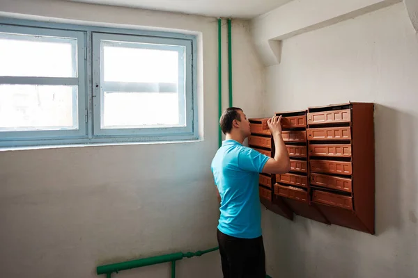 Junger Kasachischer Mann Schließt Briefkasten Während Auf Der Veranda Steht — Stockfoto