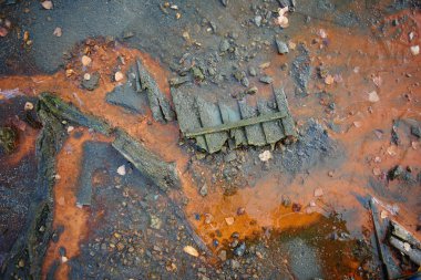 paslı doğa arka plan ile kum plajındaki kırık plakalar