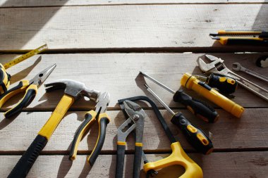 tamir araçları üzerinde ahşap arka plan, yakın çekim 