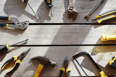 tamir araçları üzerinde ahşap arka plan, yakın çekim 