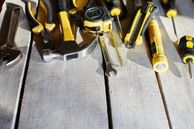 tamir araçları üzerinde ahşap arka plan, yakın çekim 