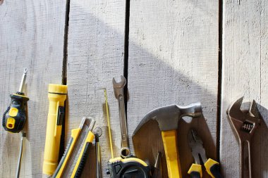 tamir araçları üzerinde gri ahşap arka plan, metin için yer ile üstten görünüm