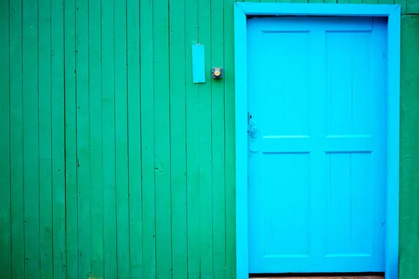 Старый Зеленый Деревянный Дом Голубой Дверью — стоковое фото