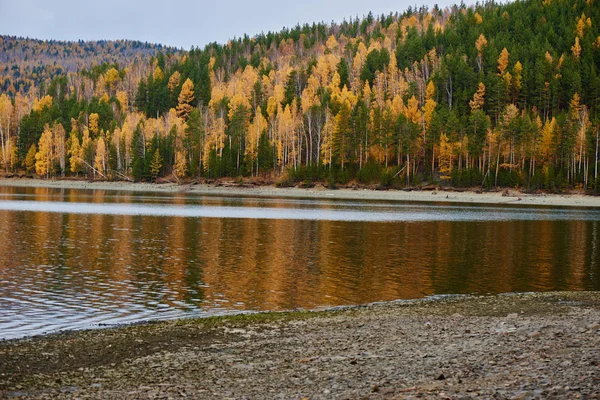 Tle Pięknej Przyrody Jesiennych Gór Rzeki — Zdjęcie stockowe