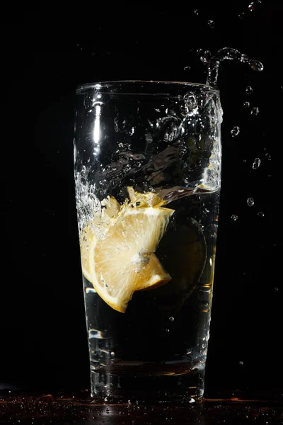 Стакан Свежего Лимонада Ломтиками Лимона Черном Фоне — стоковое фото