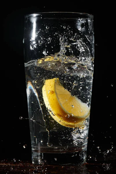 Bicchiere Limonata Fresca Con Fette Limone Fondo Nero — Foto Stock