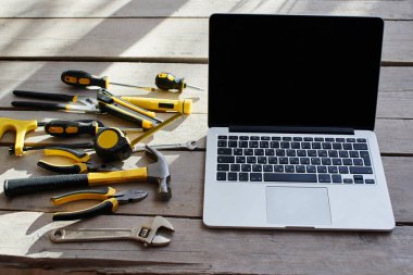 ahşap arka plan kopya alanı ile laptop ve onarım araçları
