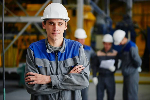 Retrato Hombre Con Mono Casco Fondo Grupo Trabajadores Construcción Fábrica —  Fotos de Stock