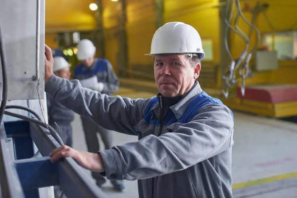 Retrato Homem Macacão Capacete Fundo Grupo Trabalhadores Construção Fábrica — Fotografia de Stock