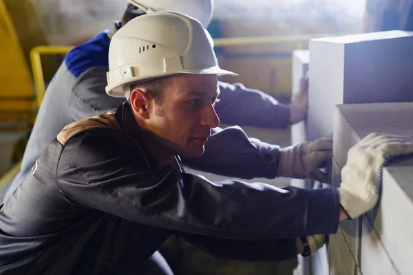 Arbeiter Schieben Einen Karren Mit Ziegeln Aus Dem Ofen — Stockfoto