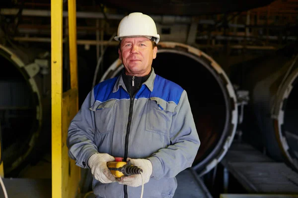 Retrato Del Trabajador Fábrica Mono Casco Con Mando Distancia Mano —  Fotos de Stock