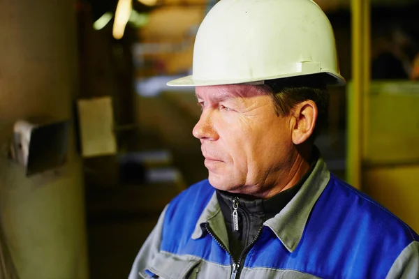 Retrato Ingeniero Masculino Casco — Foto de Stock