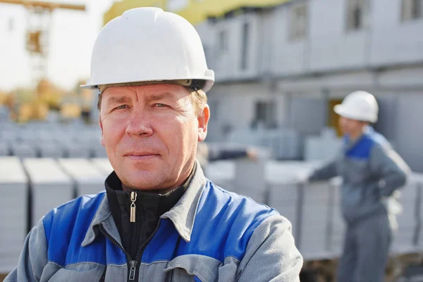 Retrato Trabalhador Capacete Proteção Branco Uniforme Olhando Para Câmera Enquanto — Fotografia de Stock