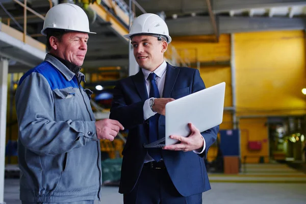 Engenheiro Mostrando Projeto Laptop Para Trabalhador Construção Industrial — Fotografia de Stock