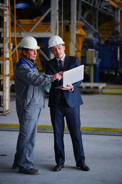 Ingeniero Que Muestra Proyecto Ordenador Portátil Trabajador Edificio Industrial — Foto de Stock