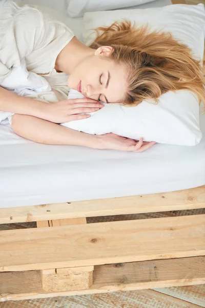 Atractiva Mujer Pacíficamente Durmiendo Cama Primer Plano — Foto de Stock