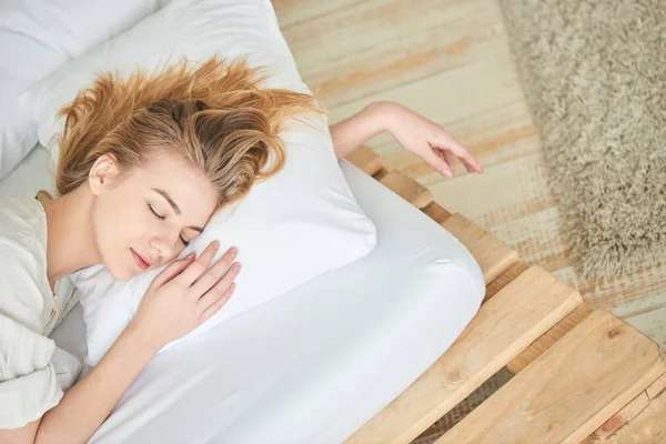 Atractiva Mujer Pacíficamente Durmiendo Cama Primer Plano — Foto de Stock