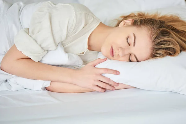 Aantrekkelijke Vrouw Rustig Slapen Bed Close — Stockfoto