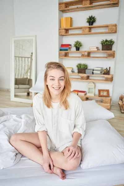 Felice Donna Attraente Seduta Sul Letto Appartamento Sveglia Concetto — Foto Stock