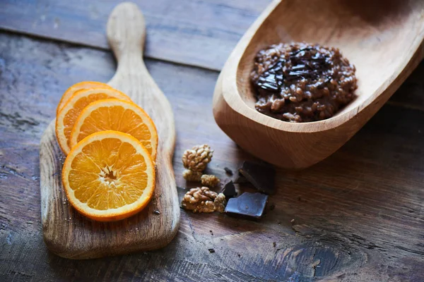 Γευστικό Πρωινό Δημητριακά Σοκολάτας Και Πορτοκάλια Γκρο Πλαν — Φωτογραφία Αρχείου
