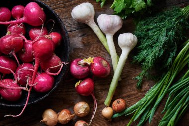 ahşap masa, sebze kümesi yakın çekim 