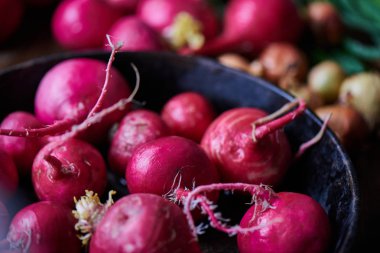 kase üzerinde arka plan bulanık, turp ile yakın çekim 