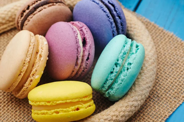 Masa Örtüsü Yakın Çekim Seti Üzerinde Renkli Macaroons Örme — Stok fotoğraf