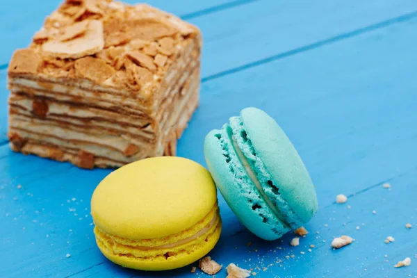 Macaroons Ile Pasta Üzerinde Mavi Arka Plan Yakın Çekim — Stok fotoğraf