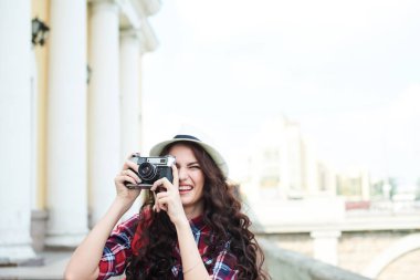kamera çekimi fotoğraf sütunlarla, turizm kavramı eski bina önünde duran güzel kadınla  