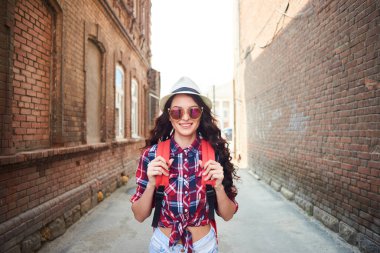 çekici kadın eski kırmızı tuğla duvara yakın Turizm kavram yürümeye sırt çantası 