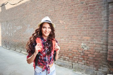 çekici kadın eski kırmızı tuğla duvara yakın Turizm kavram yürümeye sırt çantası 