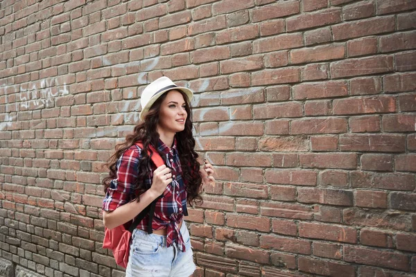 Приваблива Жінка Рюкзаком Йде Біля Старої Стіни Червоної Цегли Концепція — стокове фото