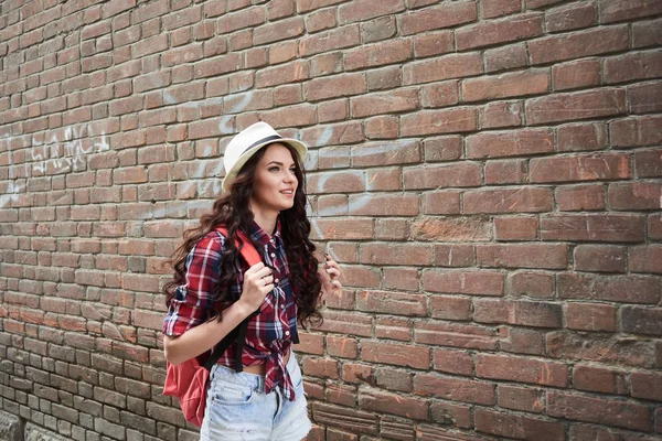 Aantrekkelijke Vrouw Met Rugzak Wandelen Buurt Van Oude Rode Bakstenen — Stockfoto