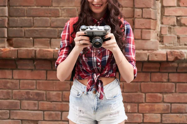 Mujer Sonriente Feliz Sosteniendo Cámara Mientras Está Pie Backstreet Concepto — Foto de Stock