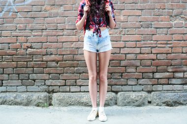 kadın turist ile geri arka planda bina tuğla ile Caddesinde duran üzerinde sırt çantası 