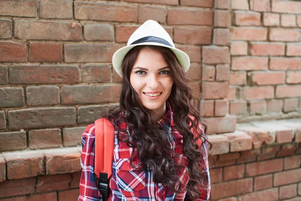 Mujer Sonriente Turista Sombrero Camisa Cuadros Mirando Cámara Fondo Pared — Foto de Stock