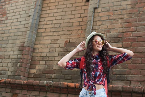 Attraente Turista Donna Cappello Occhiali Sole Con Zaino Sul Retro — Foto Stock