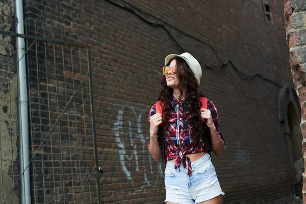 Aantrekkelijke Vrouw Met Hoed Zonnebril Permanent Alley Achterkant Van Rode — Stockfoto