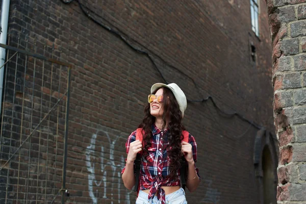 Aantrekkelijke Vrouw Met Hoed Zonnebril Permanent Alley Achterkant Van Rode — Stockfoto