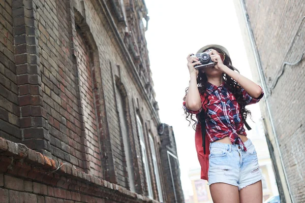 Woman Tourist Hat Taking Photo Alley Rear Brick Building — Stock Photo, Image