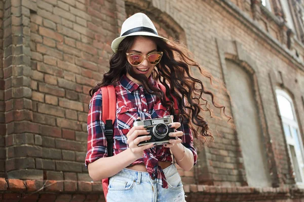 Vrouw Toeristen Bedrijf Camera Handen Achtergrond Van Rode Bakstenen Gebouw — Stockfoto