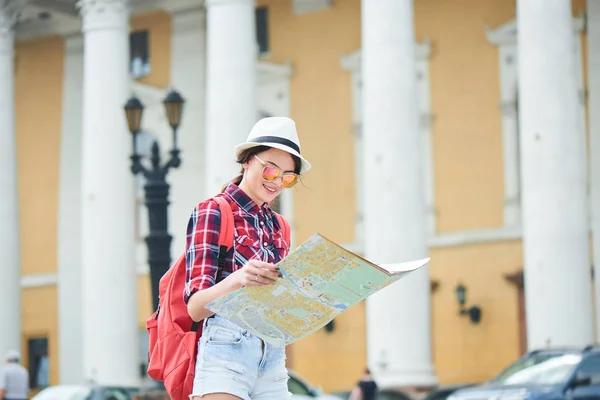 Kvinna Turist Med Hatt Och Solglasögon Håller Karta Och Tittar — Stockfoto