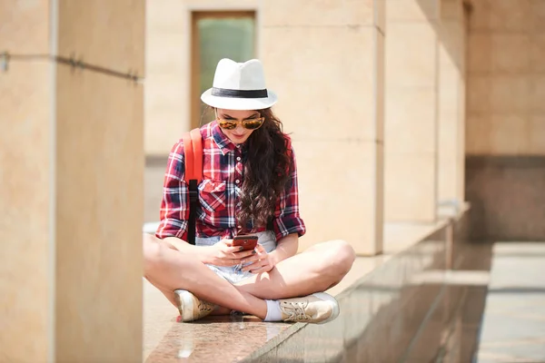 Bella Donna Sorridente Cappello Estivo Occhiali Sole Utilizzando Smartphone Guardando — Foto Stock