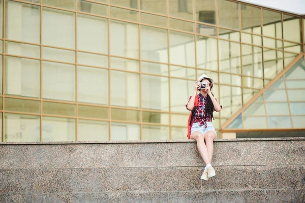 Schöne Touristin Beim Fotografieren Während Sie Auf Einer Brüstung Sitzt — Stockfoto