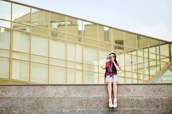 Schöne Touristin Beim Fotografieren Während Sie Auf Einer Brüstung Sitzt — Stockfoto